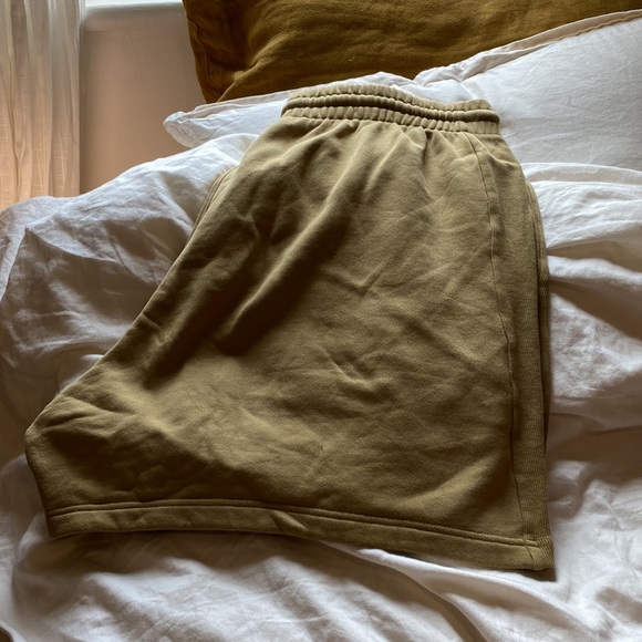 Tna
Cozy Fleece Boyfriend Sweatshort - Picture 1 of 3